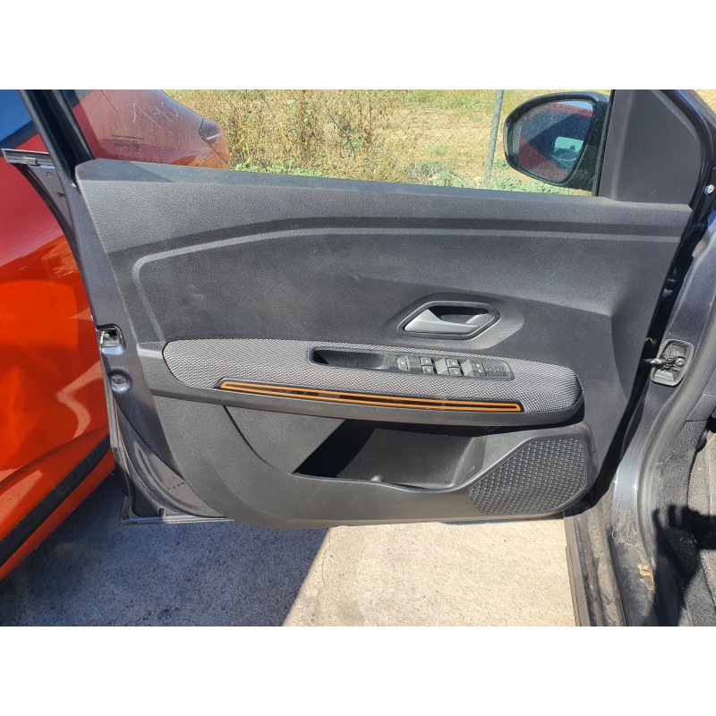 Recambio de guarnecido puerta delantera izquierda para dacia sandero sl 2019 referencia OEM IAM   