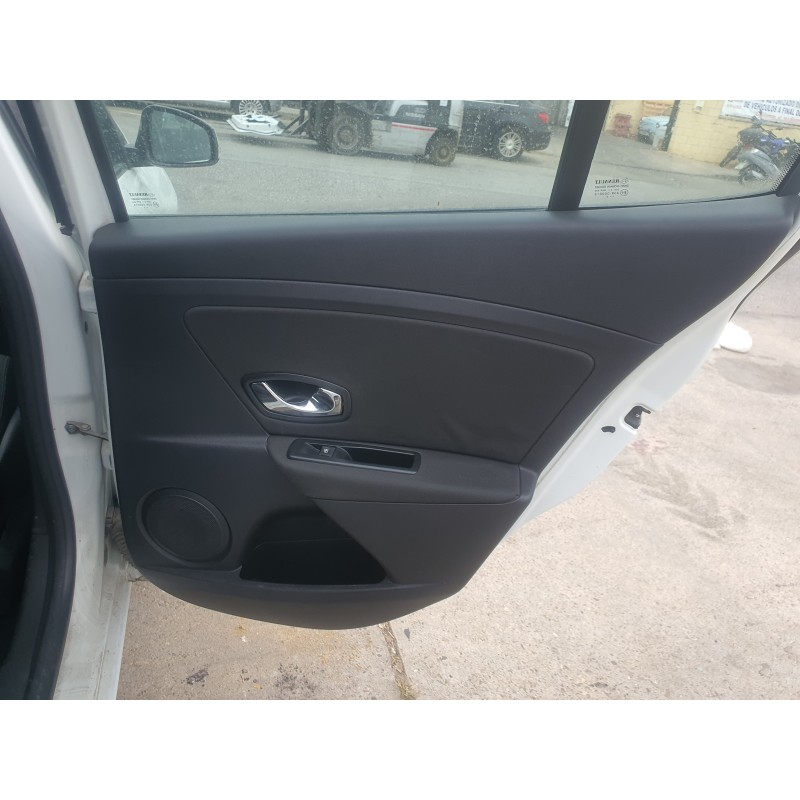 Recambio de guarnecido puerta trasera derecha para renault megane iii berlina 5 p 1.2 16v referencia OEM IAM   