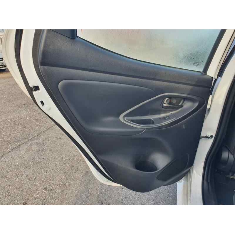 Recambio de guarnecido puerta trasera izquierda para toyota yaris iv 1.5 hybrid 116 cv referencia OEM IAM   