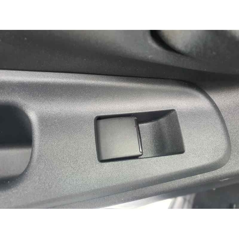 Recambio de mando elevalunas trasero izquierdo para toyota yaris iv 1.5 hybrid 116 cv referencia OEM IAM   