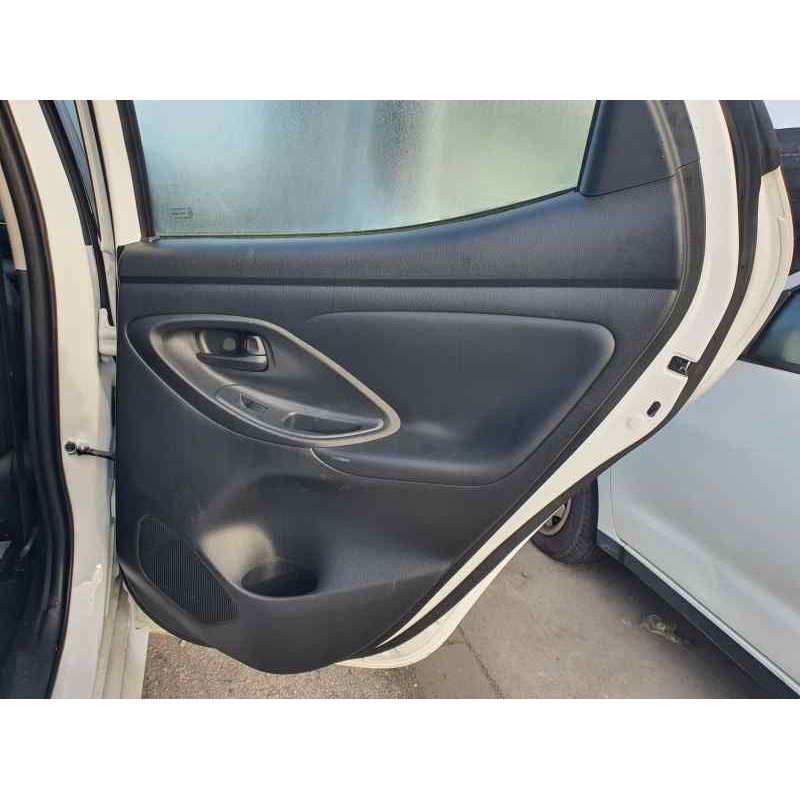 Recambio de guarnecido puerta trasera derecha para toyota yaris iv 1.5 hybrid 116 cv referencia OEM IAM   