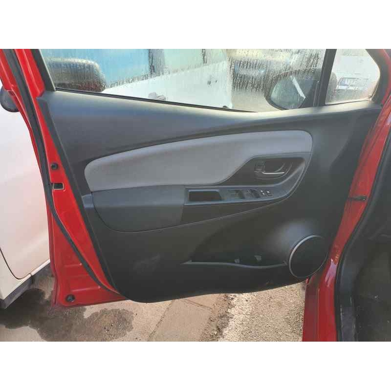 Recambio de guarnecido puerta delantera izquierda para toyota yaris nsp130l 1.3 hybrid 99 cv referencia OEM IAM   