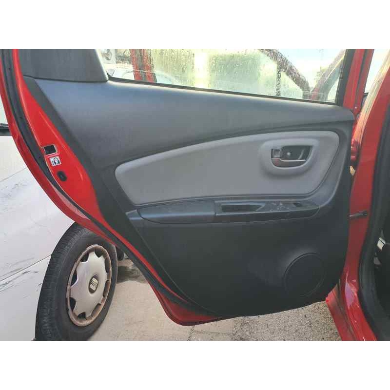 Recambio de guarnecido puerta trasera izquierda para toyota yaris nsp130l 1.3 hybrid 99 cv referencia OEM IAM   