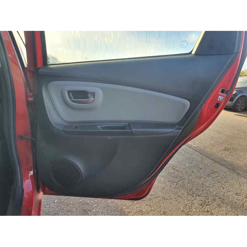 Recambio de guarnecido puerta trasera derecha para toyota yaris nsp130l 1.3 hybrid 99 cv referencia OEM IAM   