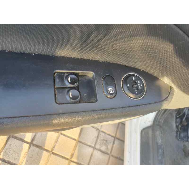 Recambio de mando elevalunas delantero izquierdo para hyundai i30 1.6 crdi 90 cv referencia OEM IAM   