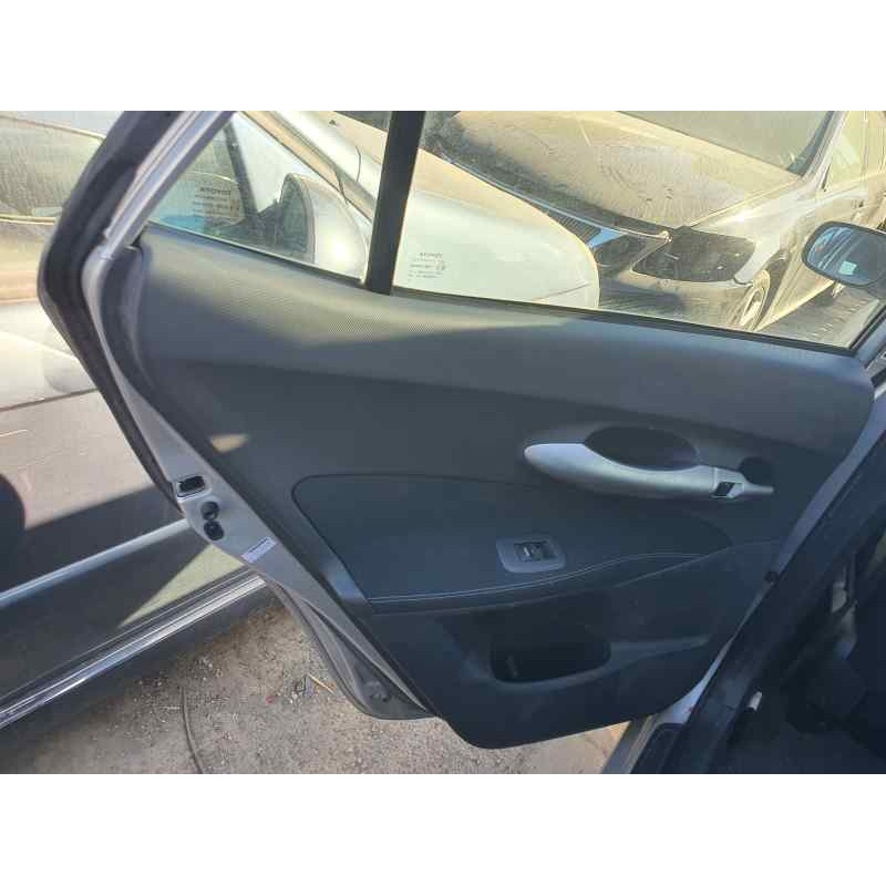 Recambio de guarnecido puerta trasera izquierda para toyota auris 2.0 d-4d 126 cv referencia OEM IAM   