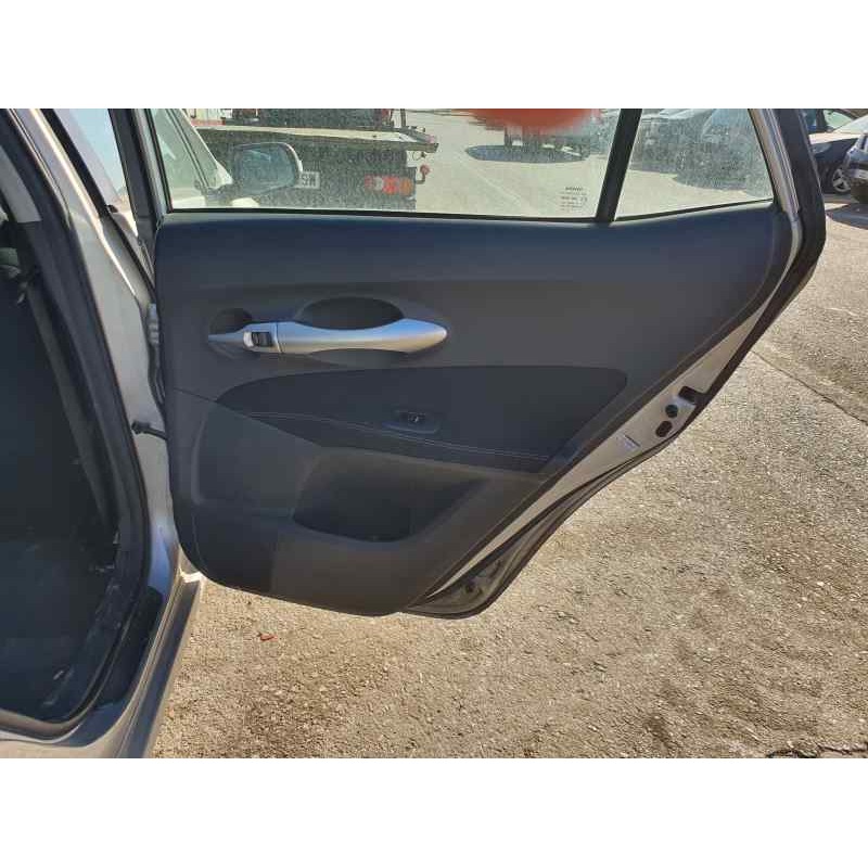 Recambio de guarnecido puerta trasera derecha para toyota auris 2.0 d-4d 126 cv referencia OEM IAM   