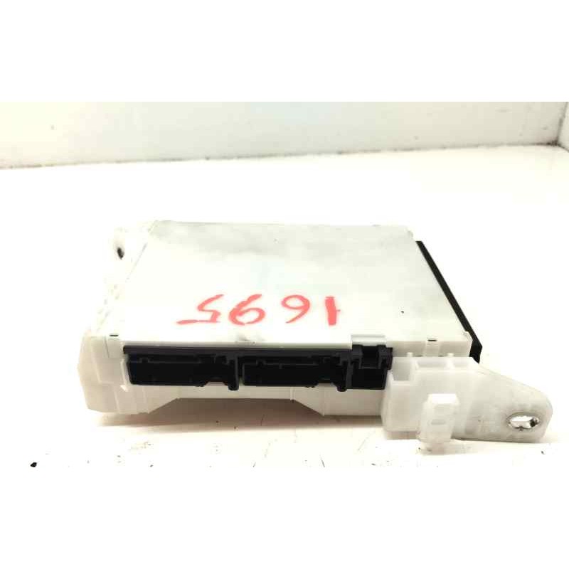 Recambio de caja reles / fusibles para toyota yaris iv 1.5 hybrid 116 cv referencia OEM IAM 63572129  