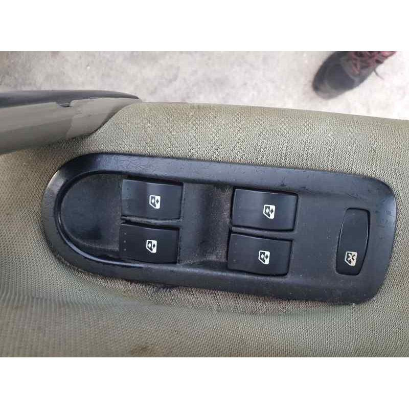 Recambio de mando elevalunas delantero izquierdo para renault scenic ii 1.6 16v 112 cv referencia OEM IAM   