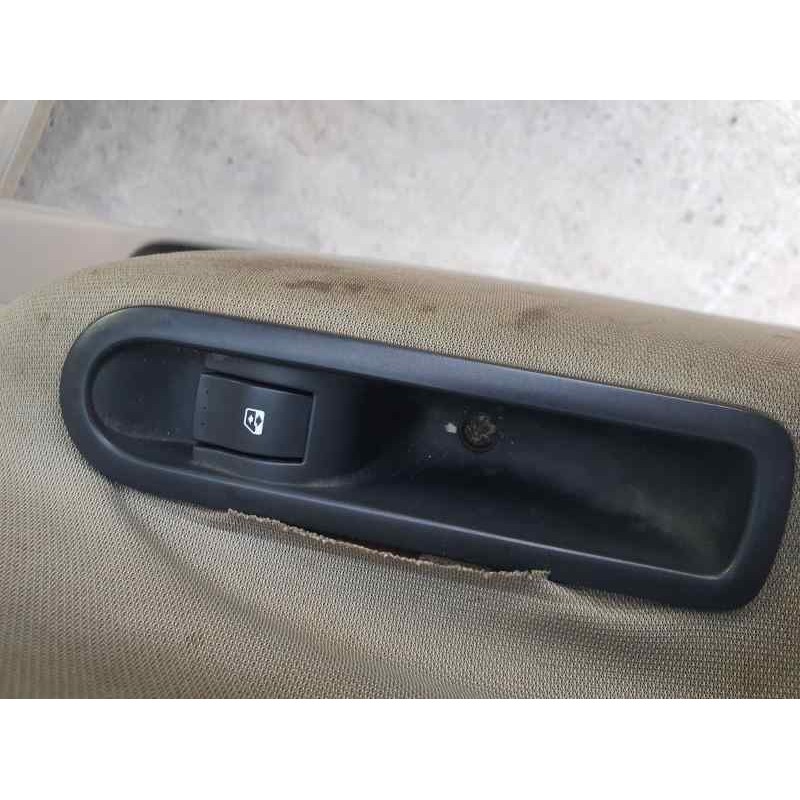 Recambio de mando elevalunas trasero izquierdo para renault scenic ii 1.6 16v 112 cv referencia OEM IAM   