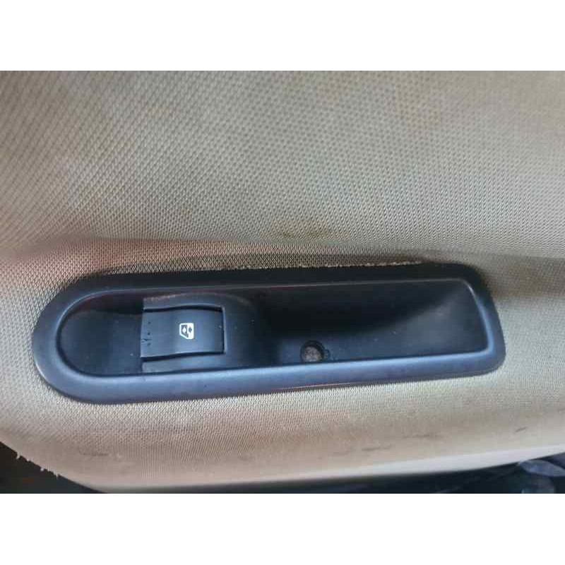 Recambio de mando elevalunas trasero derecho para renault scenic ii 1.6 16v 112 cv referencia OEM IAM   