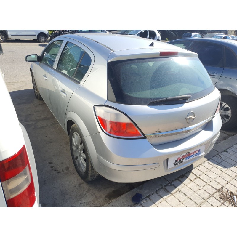 opel astra h berlina del año 2004
							