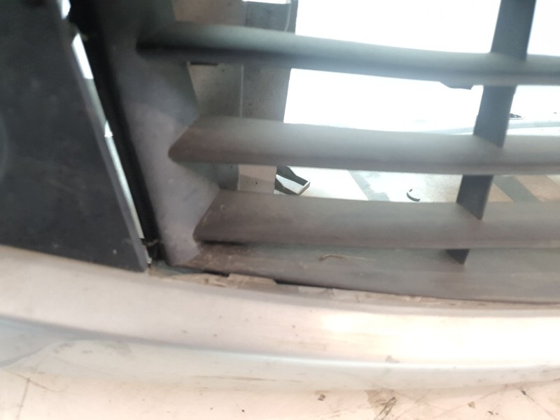 Recambio de paragolpes delantero para renault megane ii berlina 5p 1.5 dci 86 cv referencia OEM IAM   