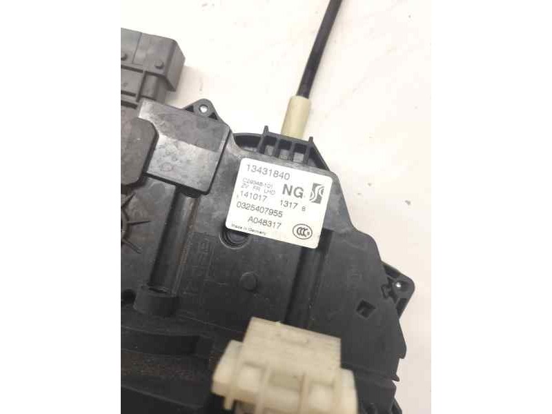 Recambio de cerradura puerta delantera derecha para opel corsa e selective referencia OEM IAM 13431840  
