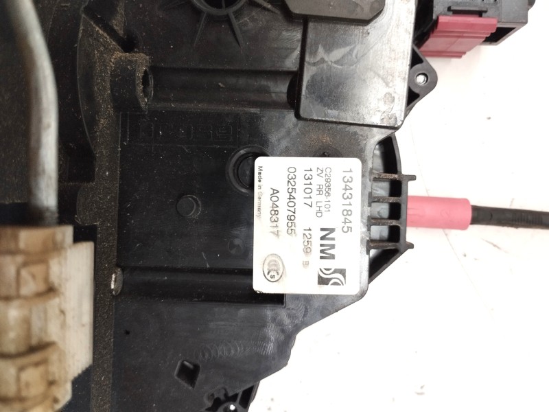 Recambio de cerradura puerta trasera derecha para opel corsa e selective referencia OEM IAM 13431845  