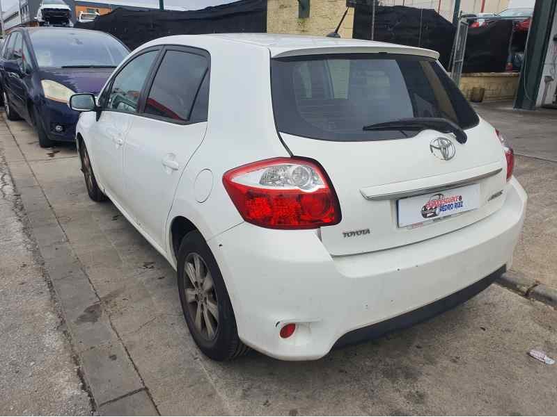 toyota auris del año 2013