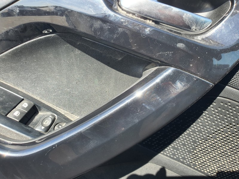 Recambio de guarnecido puerta delantera izquierda para peugeot 208 active referencia OEM IAM   