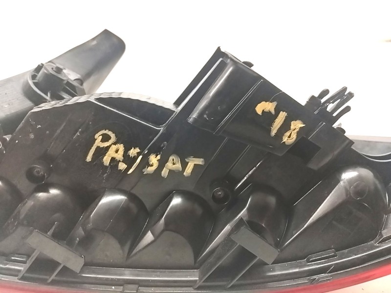 Recambio de piloto trasero izquierdo para volkswagen passat berlina (cb2) referencia OEM IAM 195262L  