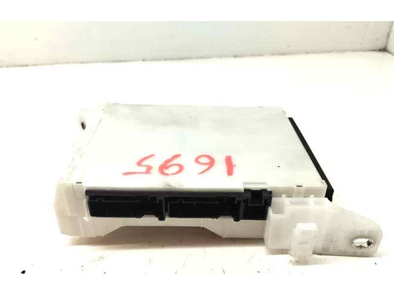 Recambio de caja reles / fusibles para toyota yaris iv 1.5 hybrid 116 cv referencia OEM IAM 63572129  