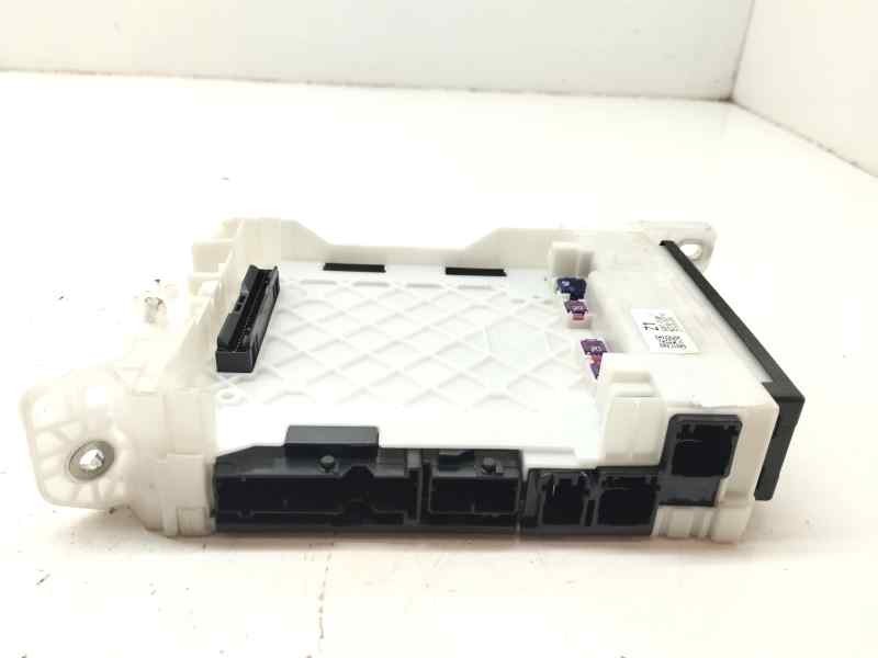 Recambio de caja reles / fusibles para toyota yaris iv 1.5 hybrid 116 cv referencia OEM IAM 63572129  