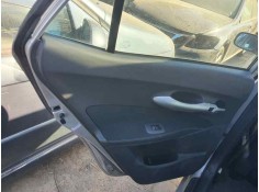 Recambio de guarnecido puerta trasera izquierda para toyota auris 2.0 d-4d 126 cv referencia OEM IAM   