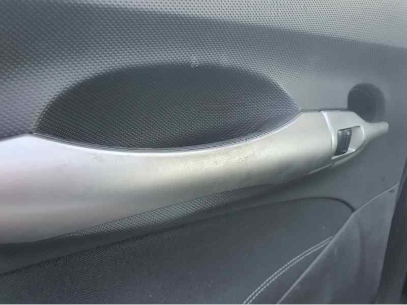 Recambio de guarnecido puerta trasera izquierda para toyota auris 2.0 d-4d 126 cv referencia OEM IAM   