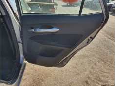 Recambio de guarnecido puerta trasera derecha para toyota auris 2.0 d-4d 126 cv referencia OEM IAM   