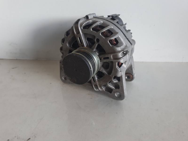 Recambio de alternador para renault clio v 1.0 sce referencia OEM IAM 231007582R  