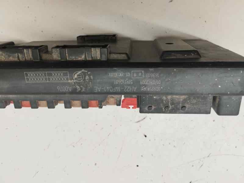 Recambio de caja reles / fusibles para land rover discovery 4 tdv6 hse referencia OEM IAM AH2214F041AE  