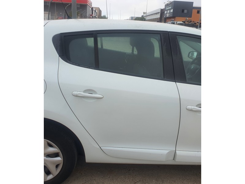Recambio de puerta trasera derecha para renault megane iii berlina 5 p 1.2 16v referencia OEM IAM   