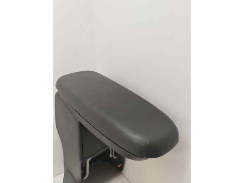 Recambio de apoyabrazos central para toyota yaris iv 1.5 hybrid 116 cv referencia OEM IAM   