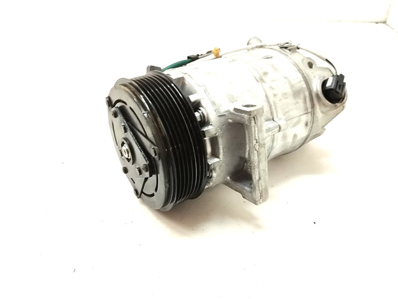 Recambio de compresor aire acondicionado para renault clio v referencia OEM IAM 926004423R  