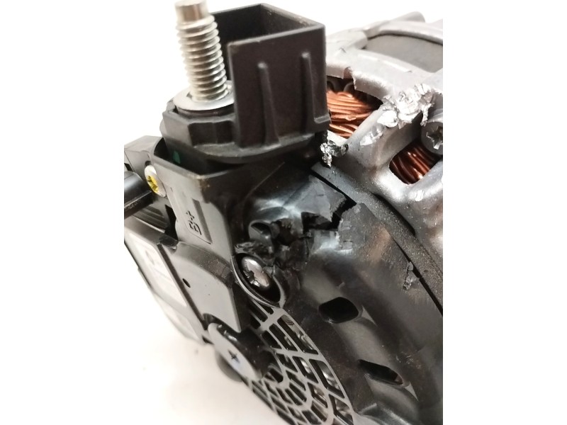 Recambio de alternador para renault clio v referencia OEM IAM 231002175R  
