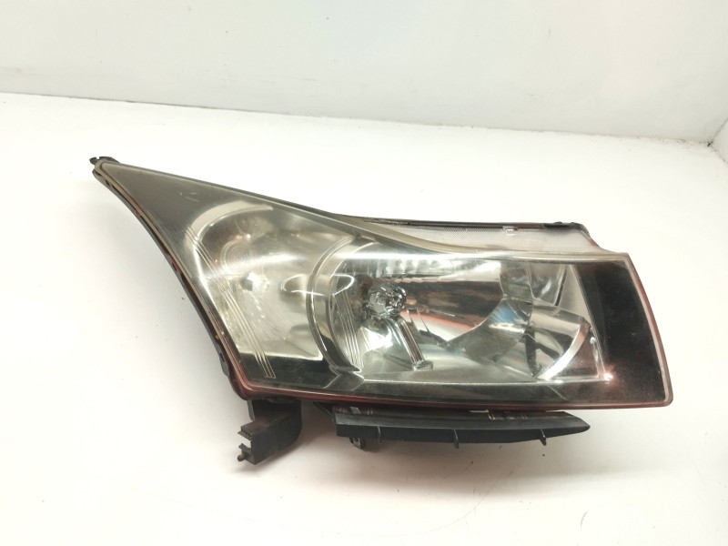 Recambio de faro derecho para chevrolet cruze 1.6 cat referencia OEM IAM   