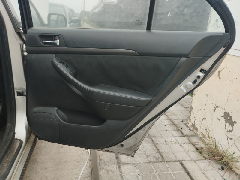 Recambio de guarnecido puerta trasera derecha para toyota avensis berlina (t25) 2.2 d-4d cat referencia OEM IAM   
							