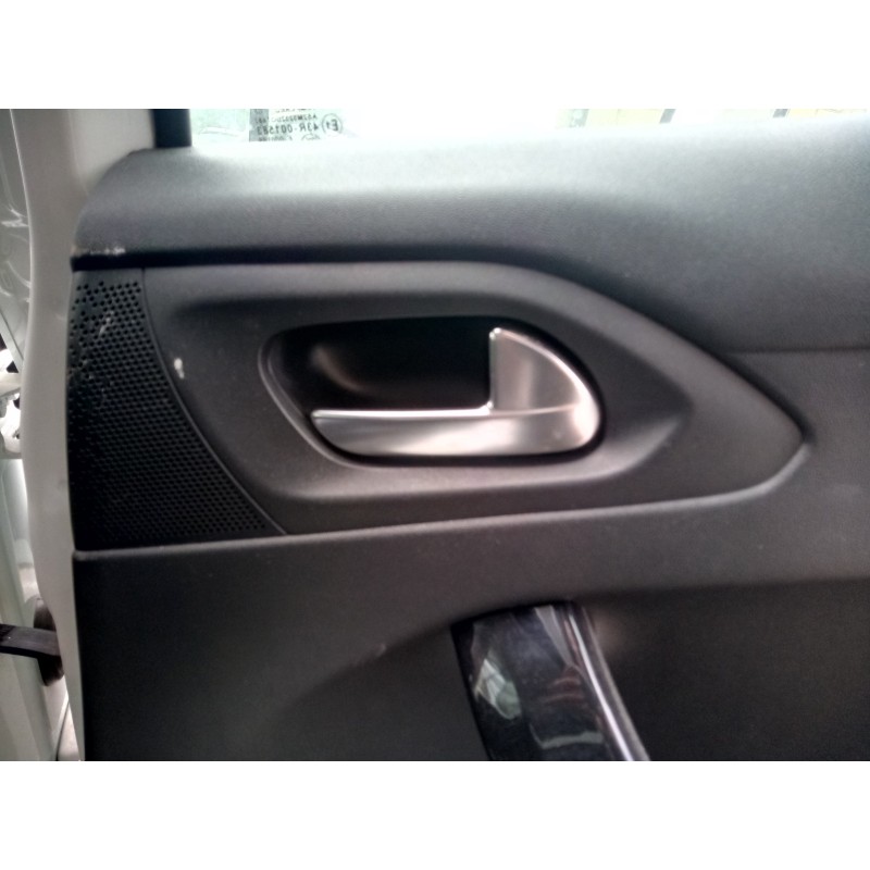 Recambio de maneta interior trasera derecha para peugeot 208 1.6 16v hdi fap referencia OEM IAM   