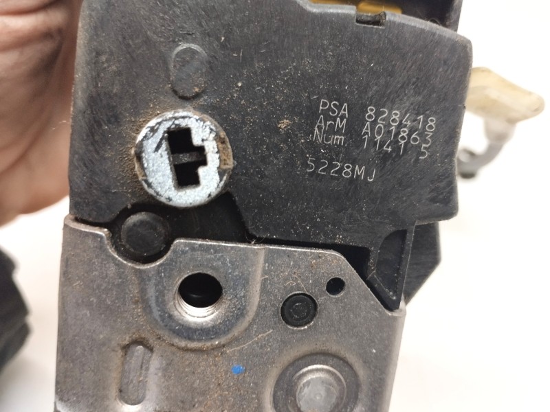 Recambio de cerradura puerta trasera izquierda para citroën berlingo cuadro 1.6 16v hdi referencia OEM IAM PSA828418  
							