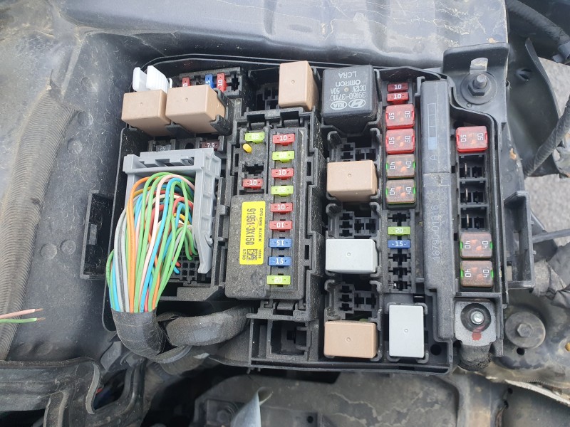 Recambio de caja reles / fusibles para kia cee´d 1.4 crdi cat referencia OEM IAM 3916037110  